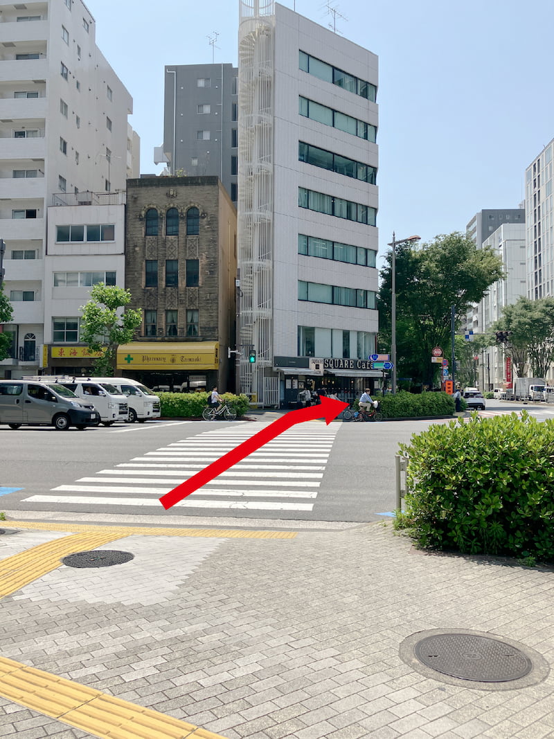 JR総武線 浅草橋駅からのルートガイド⑤：浅草橋交差点を真っ直ぐ渡ってカフェの前を通り過ぎる