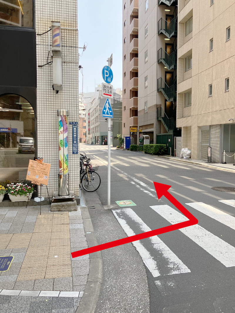 JR総武線 浅草橋駅からのルートガイド⑥：一つ目の美容院のある角を左に曲がります